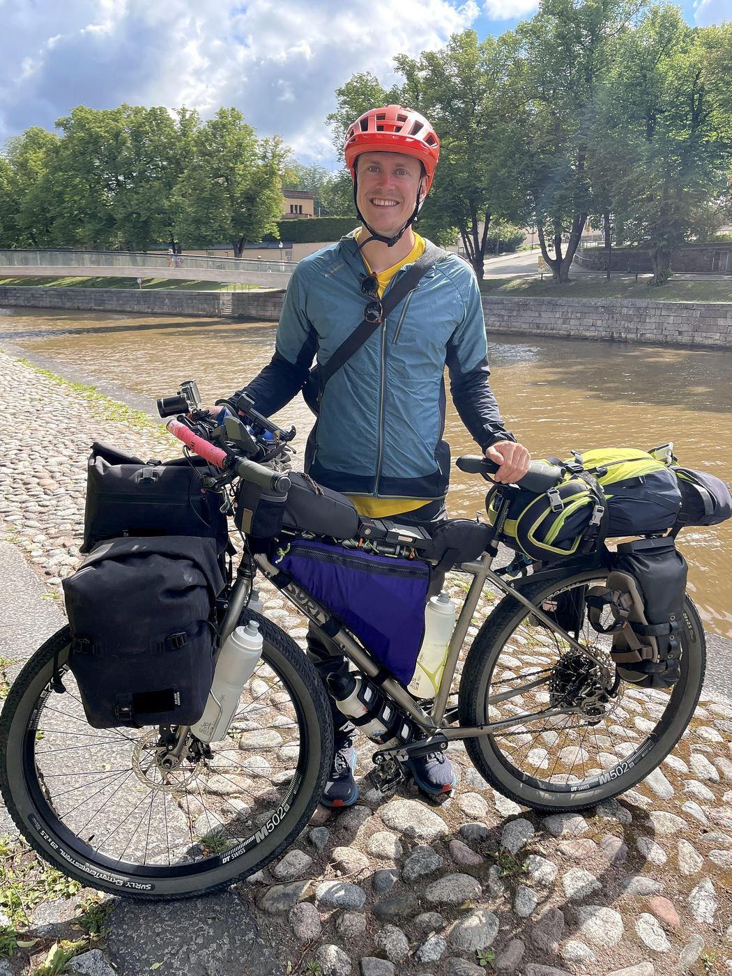 Max Thruston med sin cykel vid åstranden i Åbo.