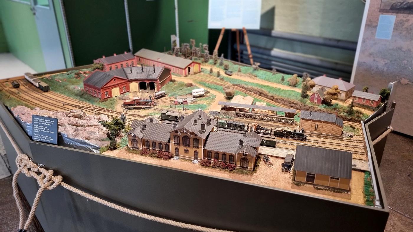 Miniatyrmodell av järnväg.