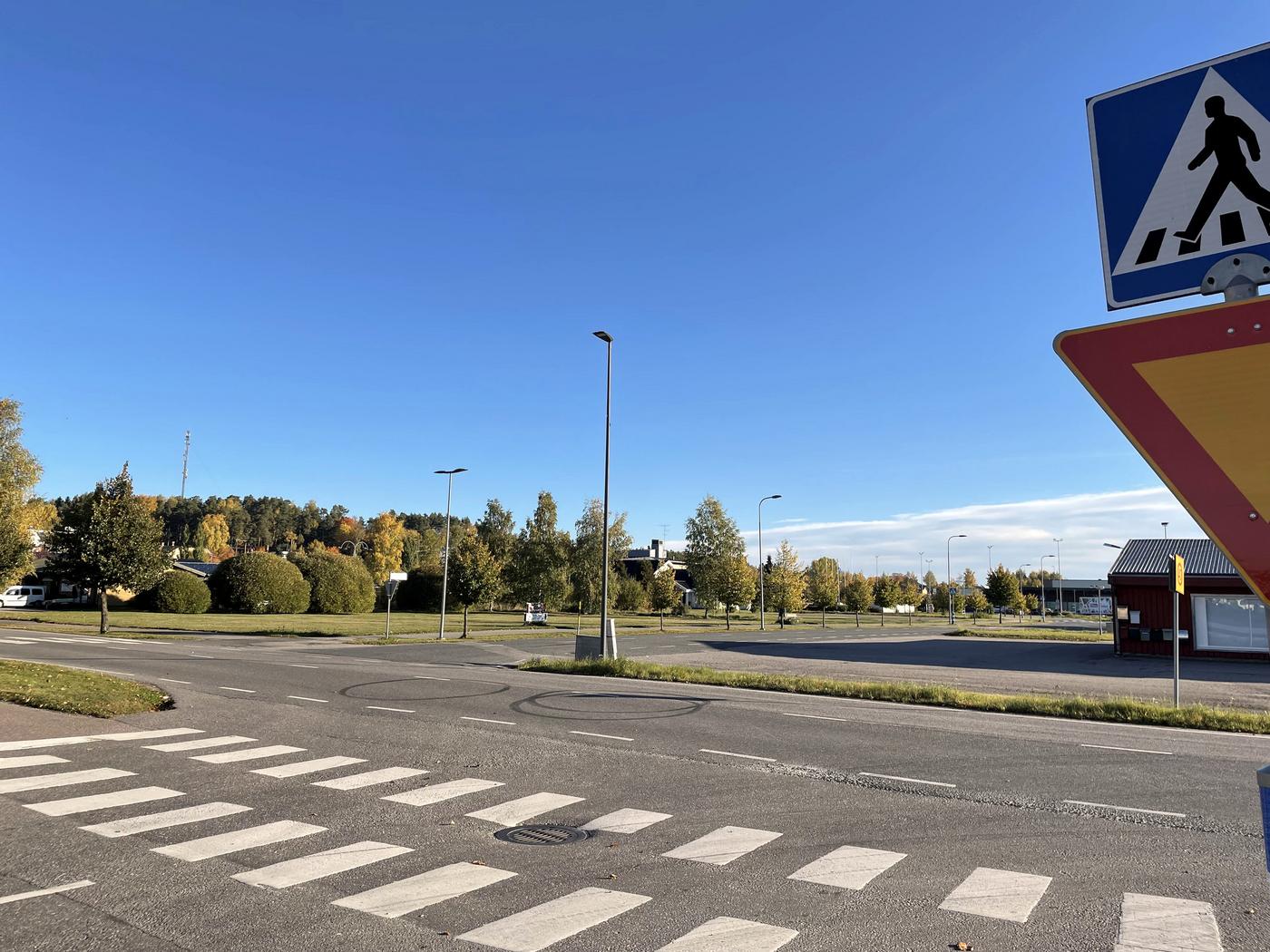 område för korsning, där en skylt för väjningsplikt syns i förgrunden.