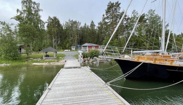 Mindre gästhamn fotad från gästbryggan.