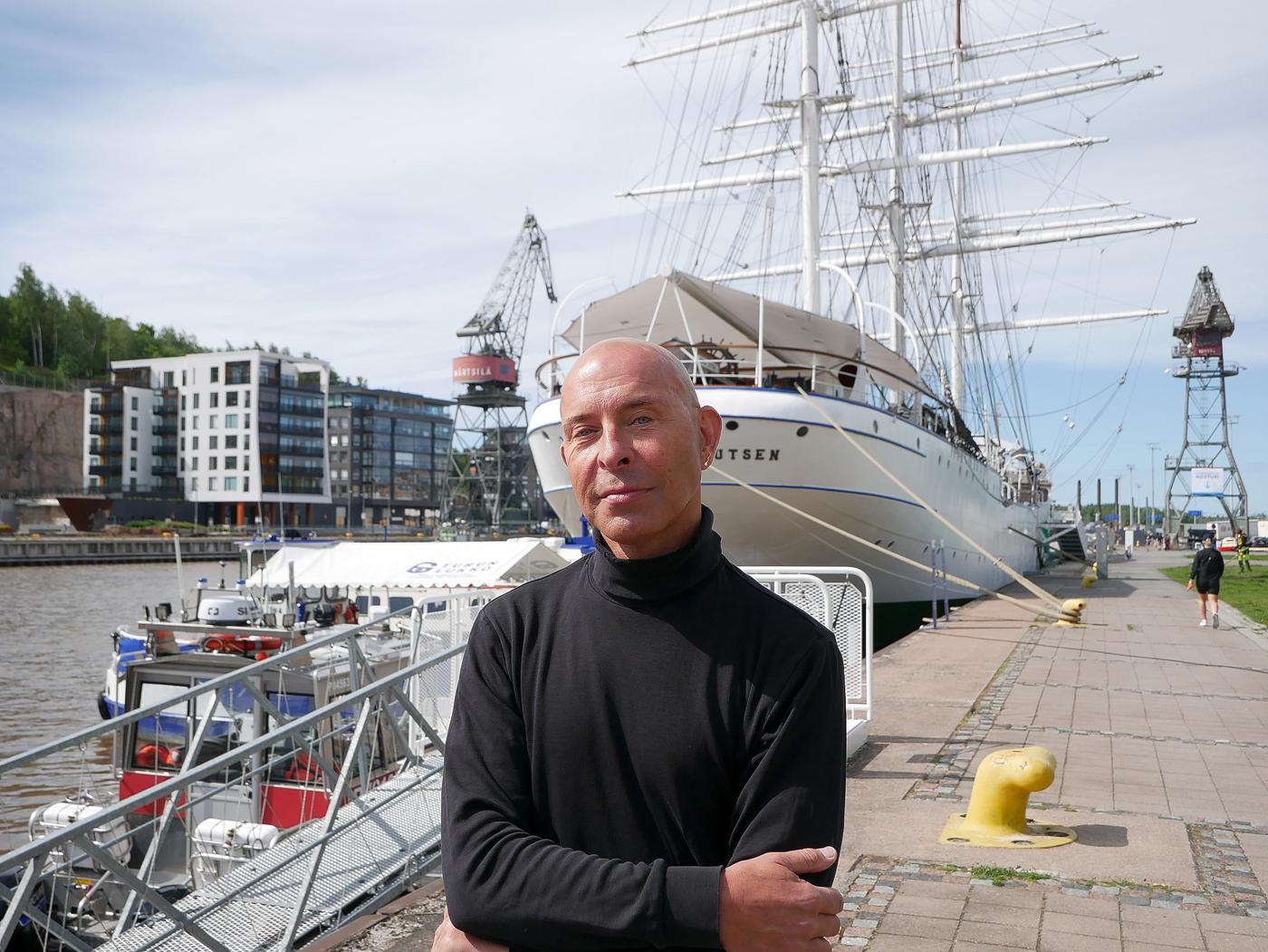 Stefan Lindfors framför Suomen Joutsen.