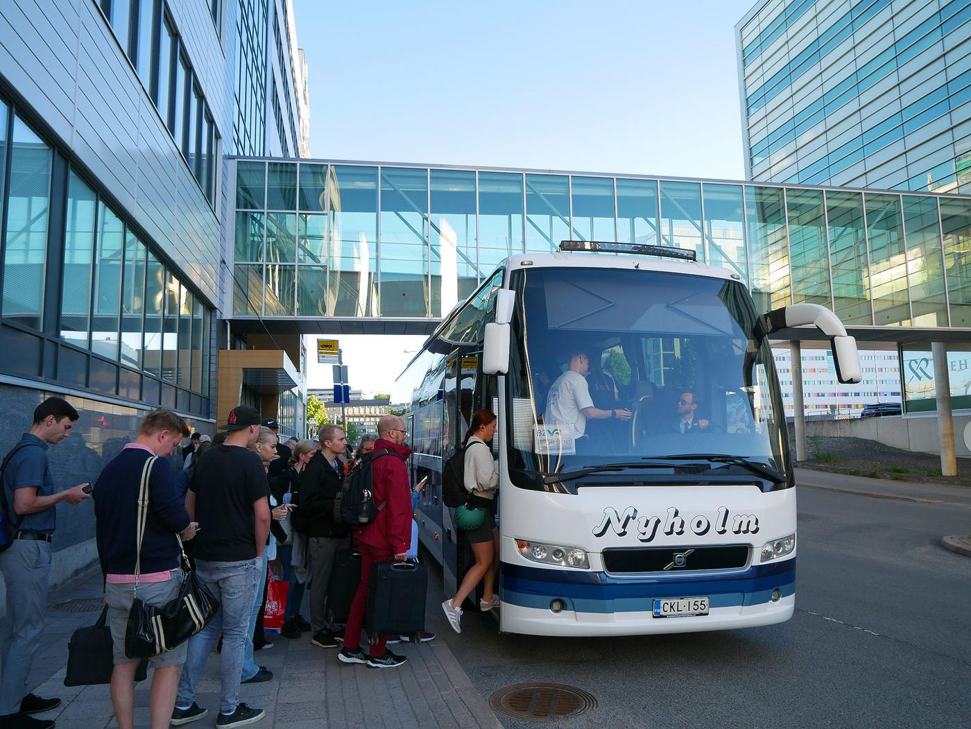 Passagerare stiger på buss.