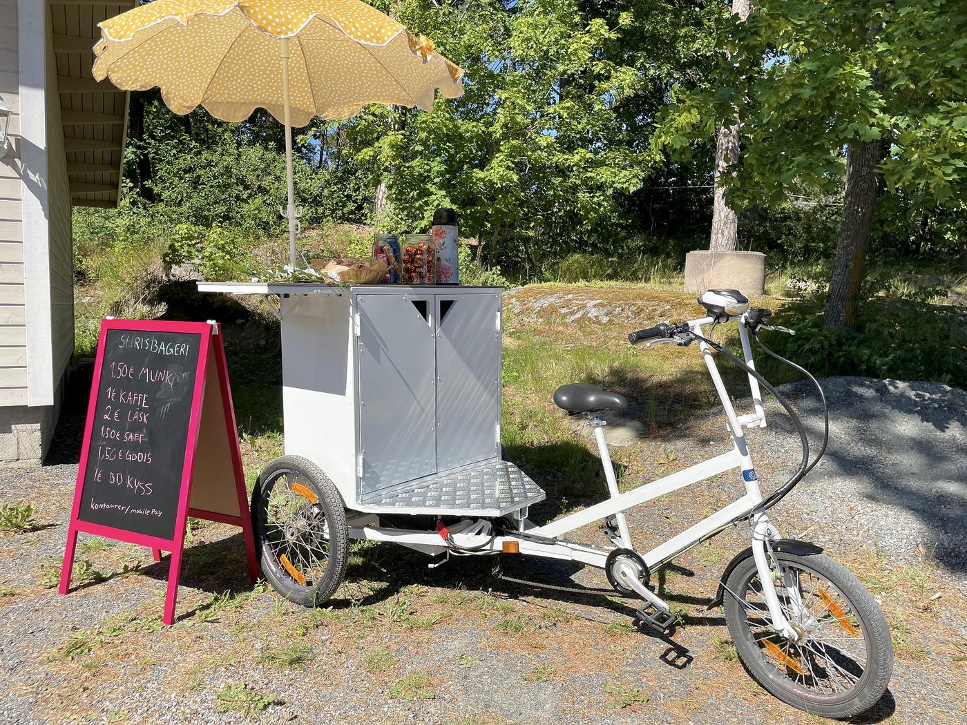 cykel med försäljningsdisk baktill