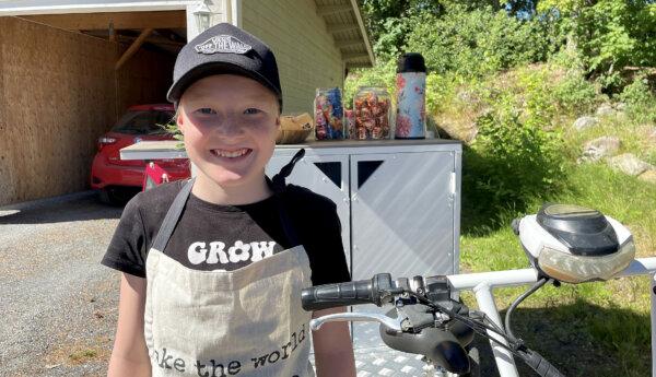 glad flicka vid en cykel med kaféprodukter