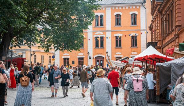 Bild från gamla stortorget där medeltidsmarknaden ordnades år 2023.