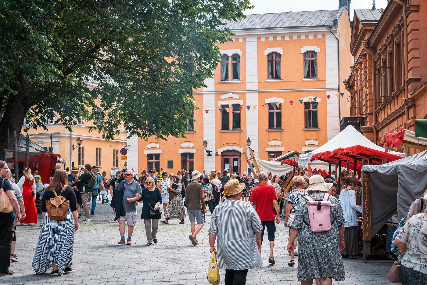 Bild från gamla stortorget där medeltidsmarknaden ordnades år 2023.