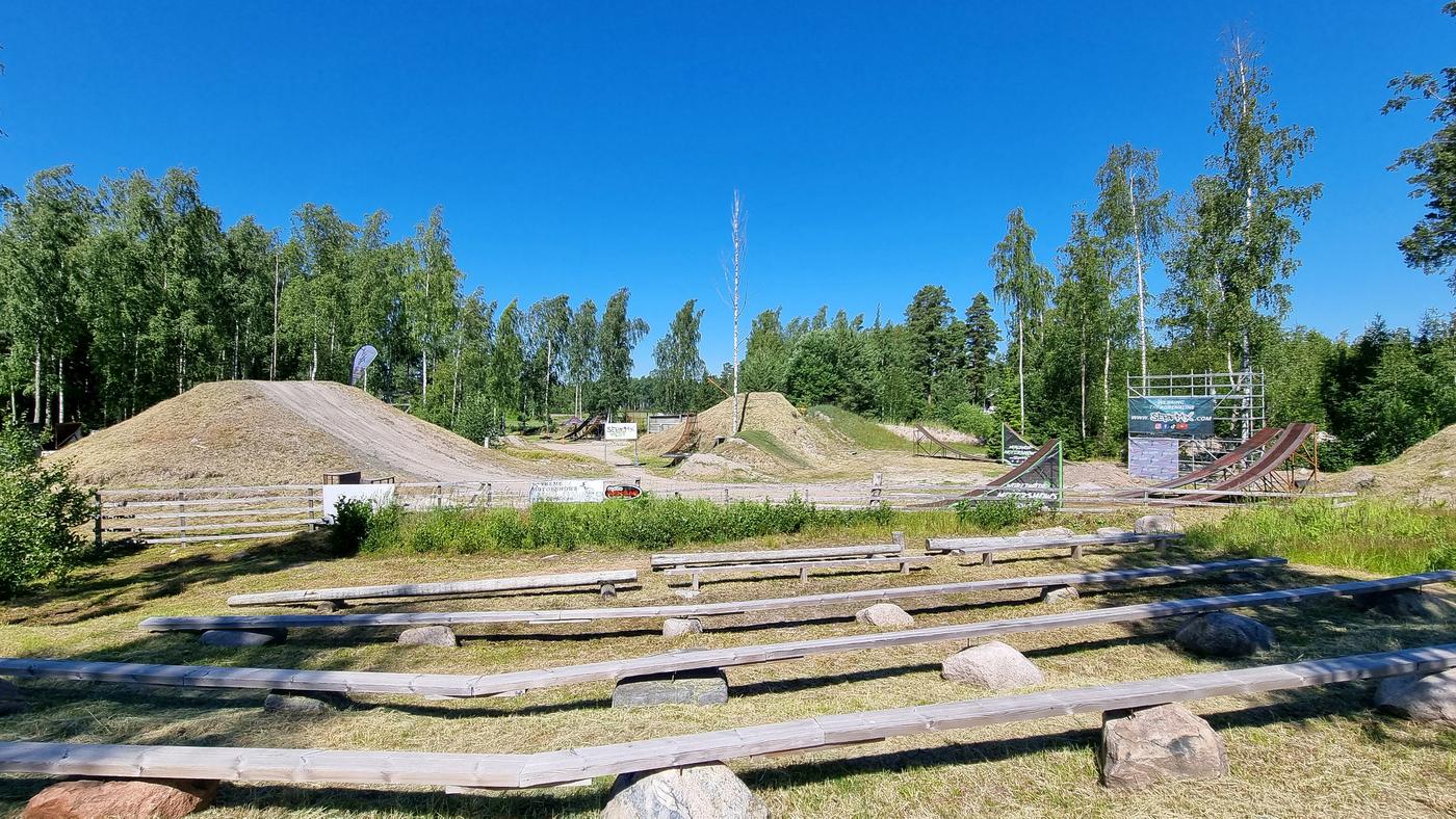 Motorcykearena med ramper och kullar.