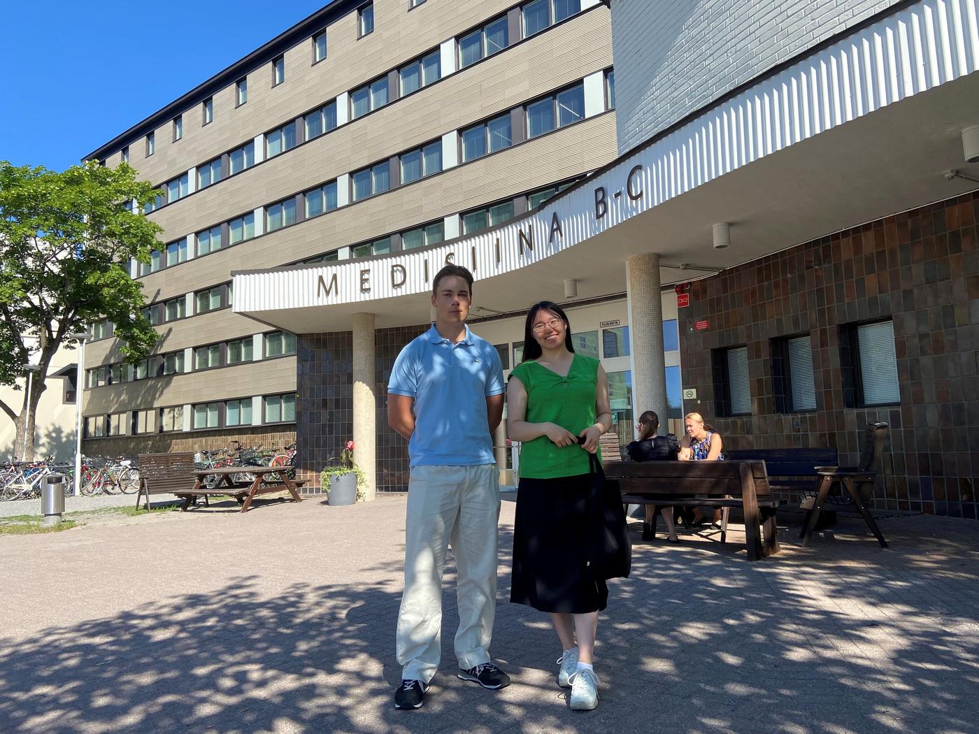 Två personer framför Medisiina i Åbo.