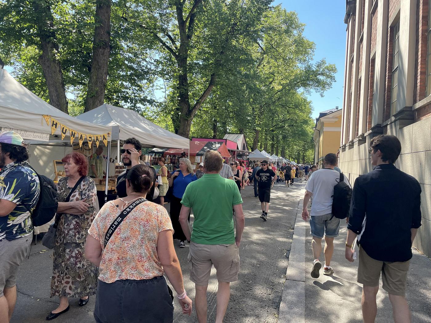 Bild från marknaden på andra sidan av ån.