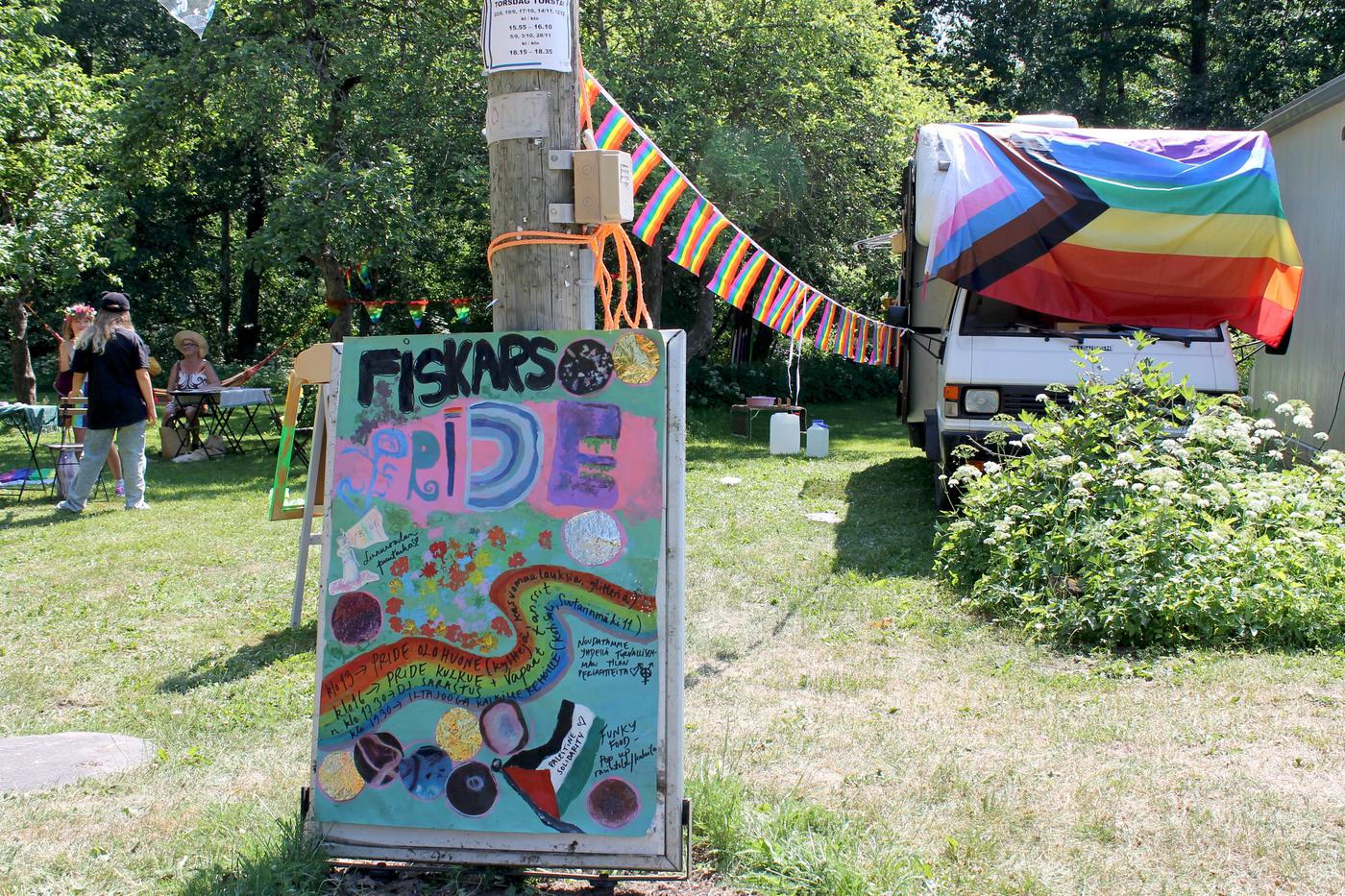 En närbild på en färgglad skylt utomhus i Fiskars. På Skylten står det Pride.