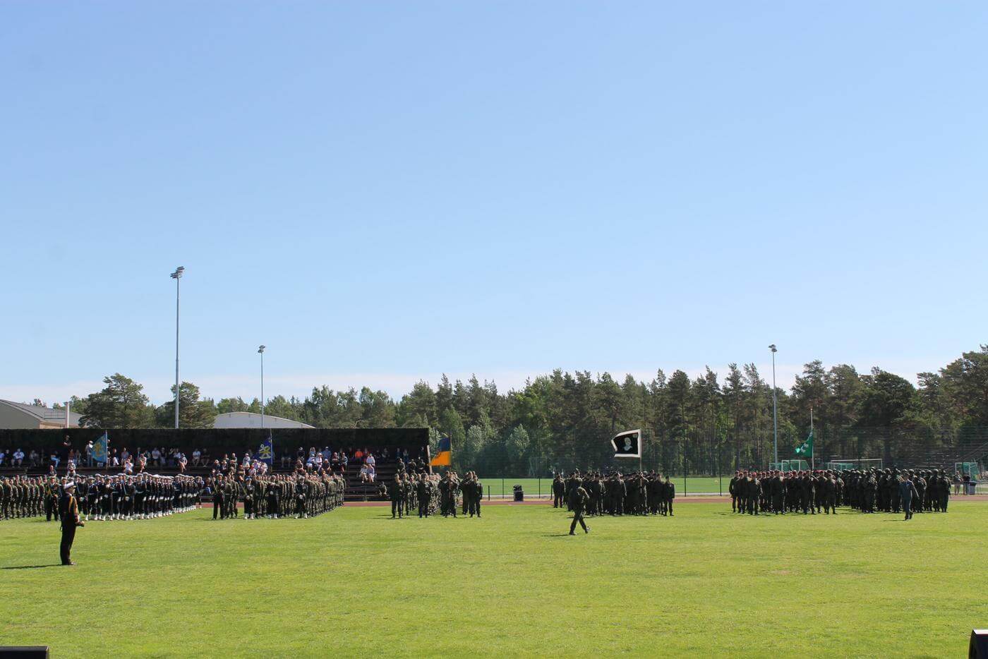 Paradmönstring på Rukki Arena i Hangö under försvarets fanfest.