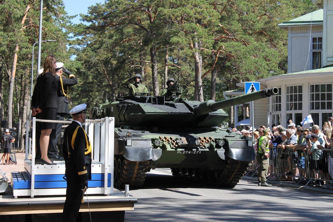 En av militärens pansarvagn tas emot under paraden i Hangö då försvarets fanfest firas.