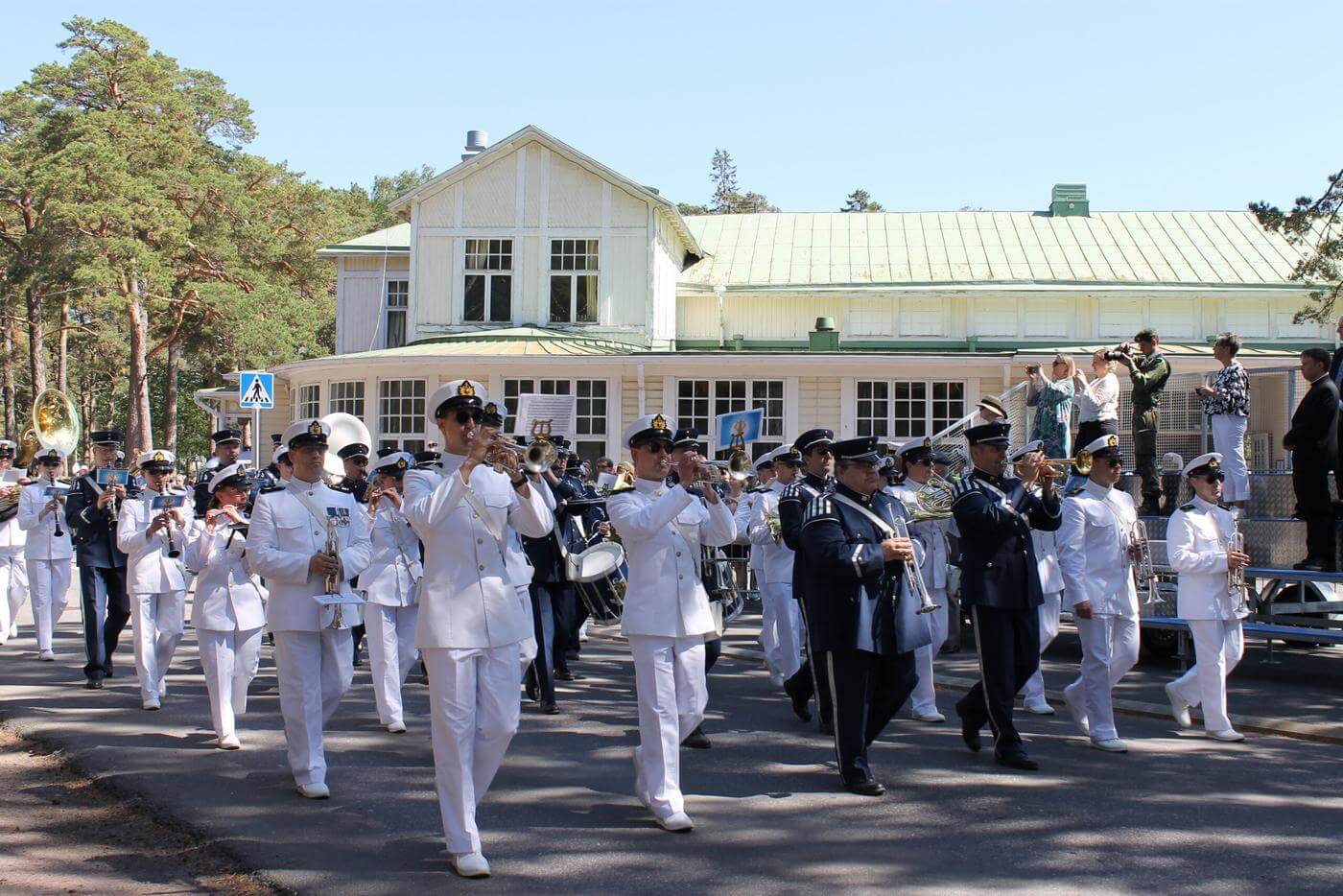 Militär band från flottan och flygvapnet spelar musik under paradan då försvarets fanfest firas i Hangö.