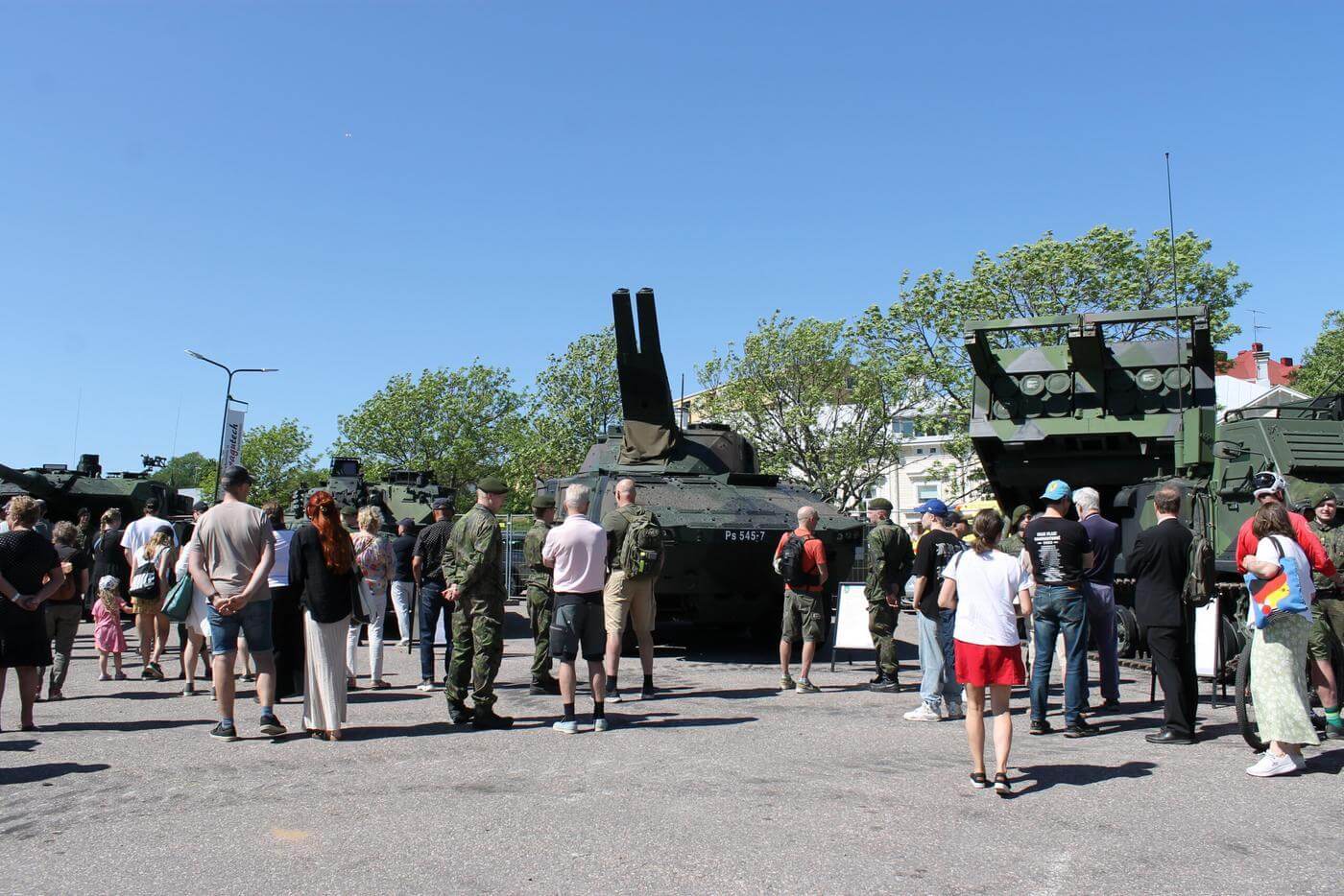 Östra hamnen i hangö en solig dag och folk som samlats för att se på de militärfordon som deltog i paraden under försvarets fanfest.