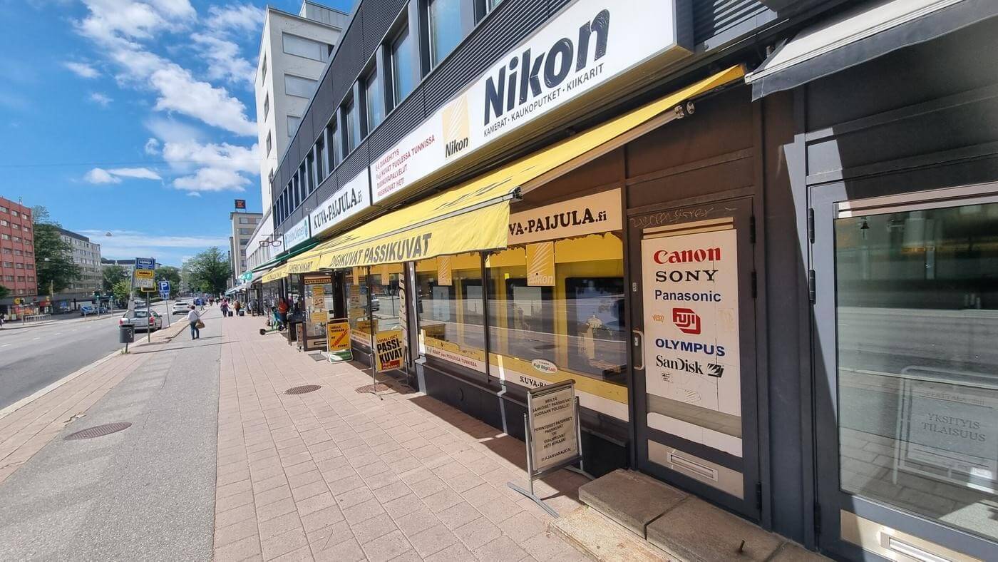 En butik vide en solig gata i Åbo