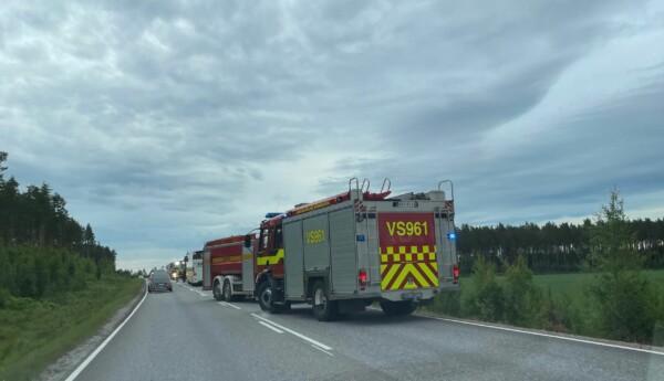 brandbild bakifrån och en rad med utryckningsfordon samt en buss.