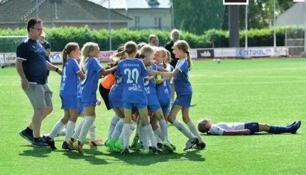 Barn på en fotbollsplan.