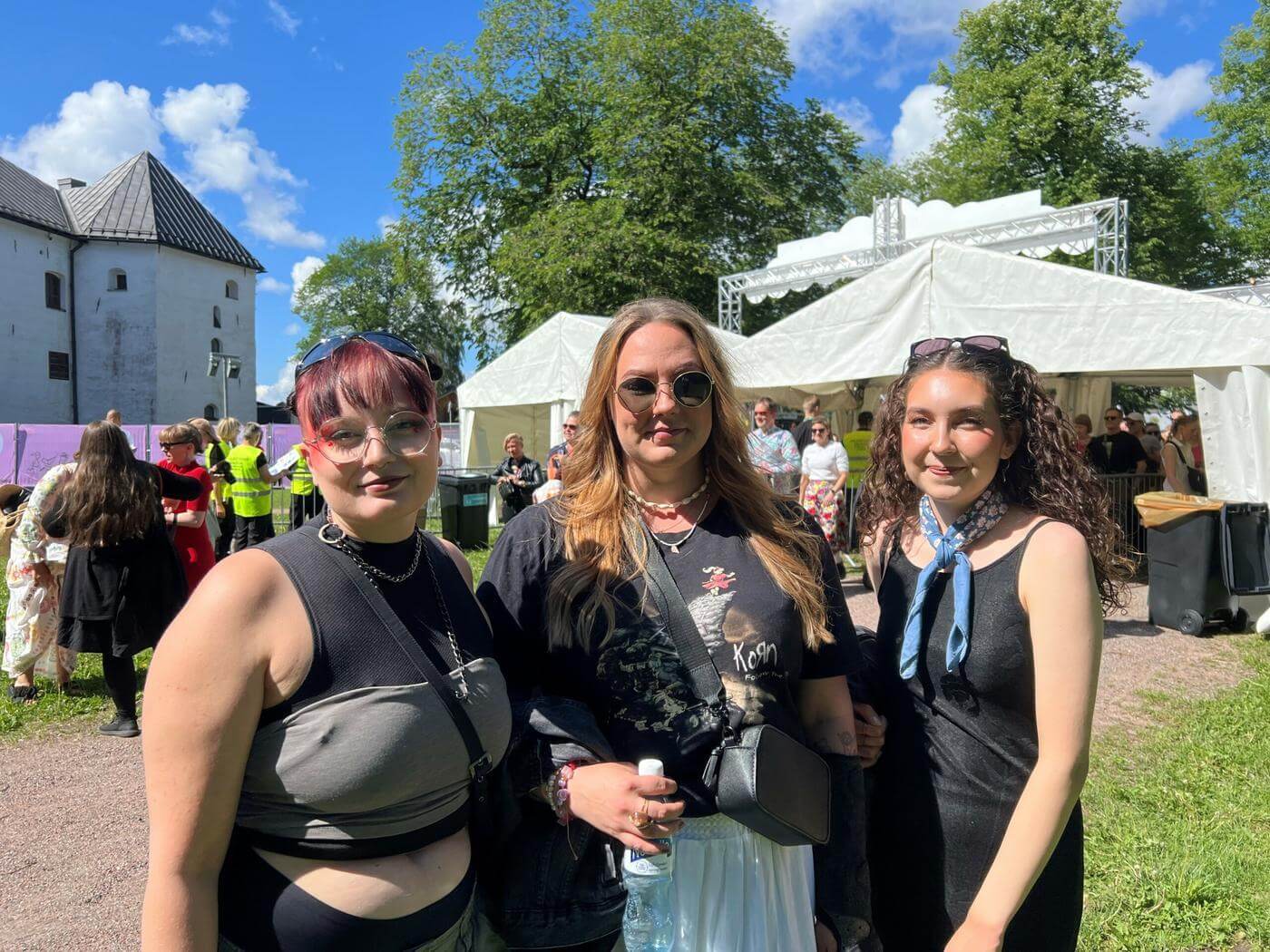 Tre glada tjejer på Kesärauha-festivalen.