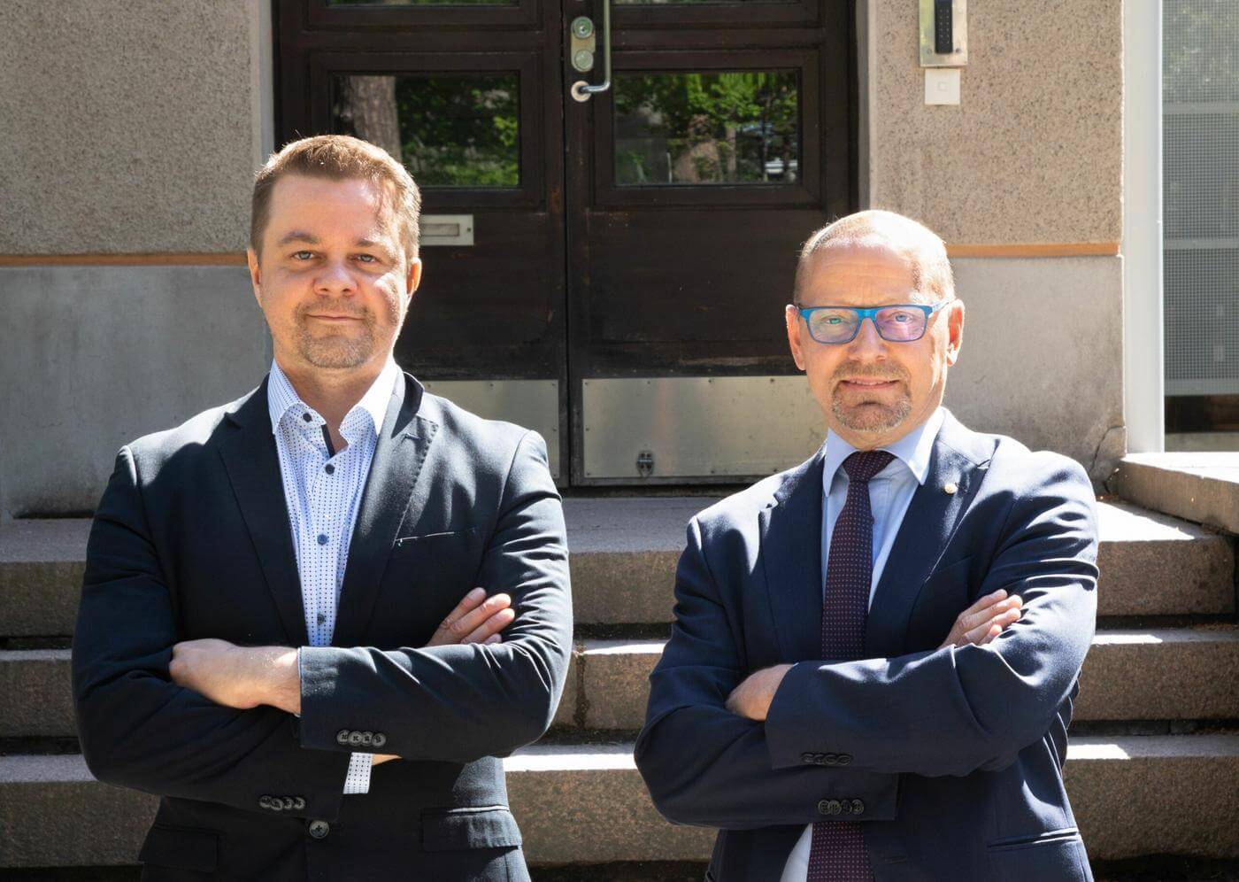 två män står med korslagda armar