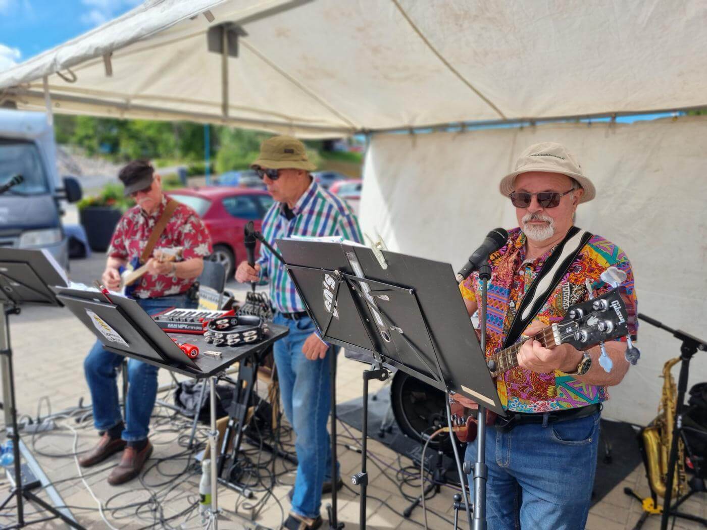 Tre män som spelar i orkester.