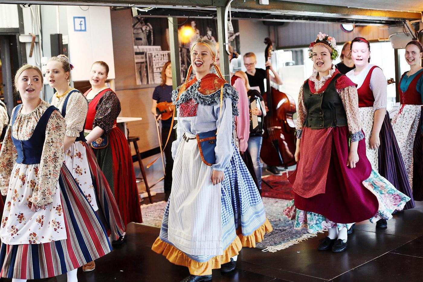 Kvinnor i folkdräkt