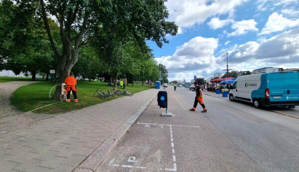 Personer arbetar vid åtstranden.