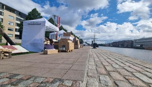 Tält vid åstranden