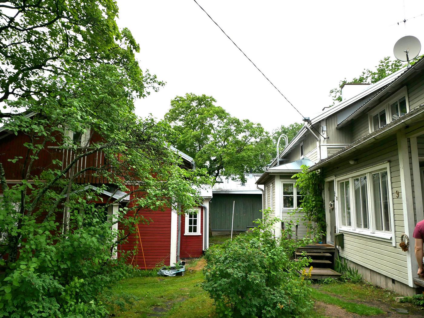 Två gamla trähus med trädgård.