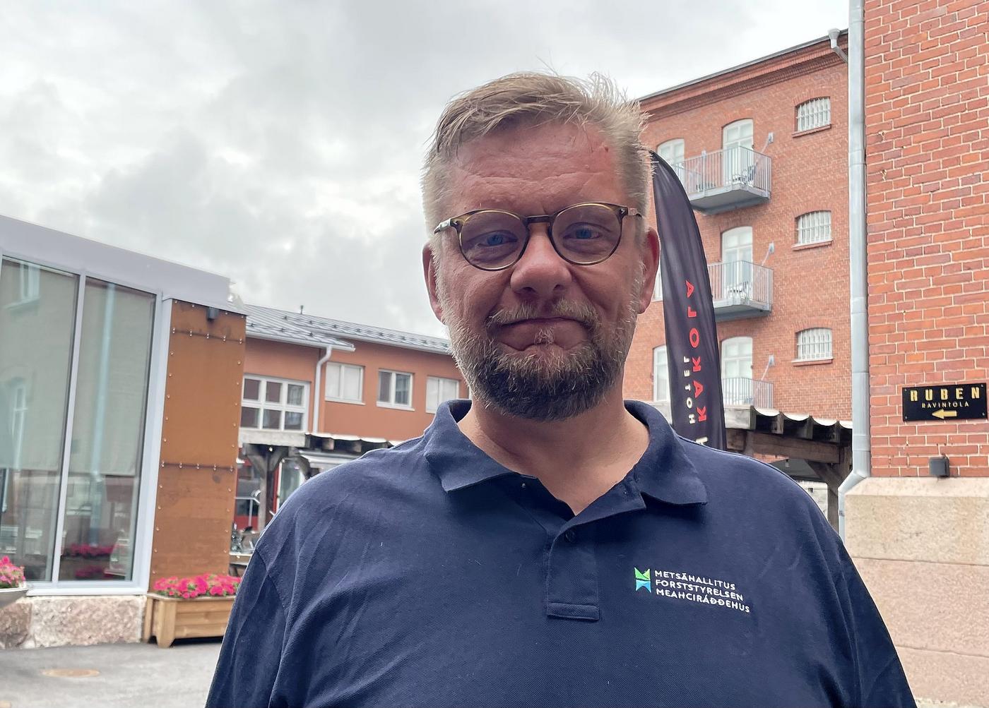 Bild på Henrik Jansson vid Kakolahotellet.