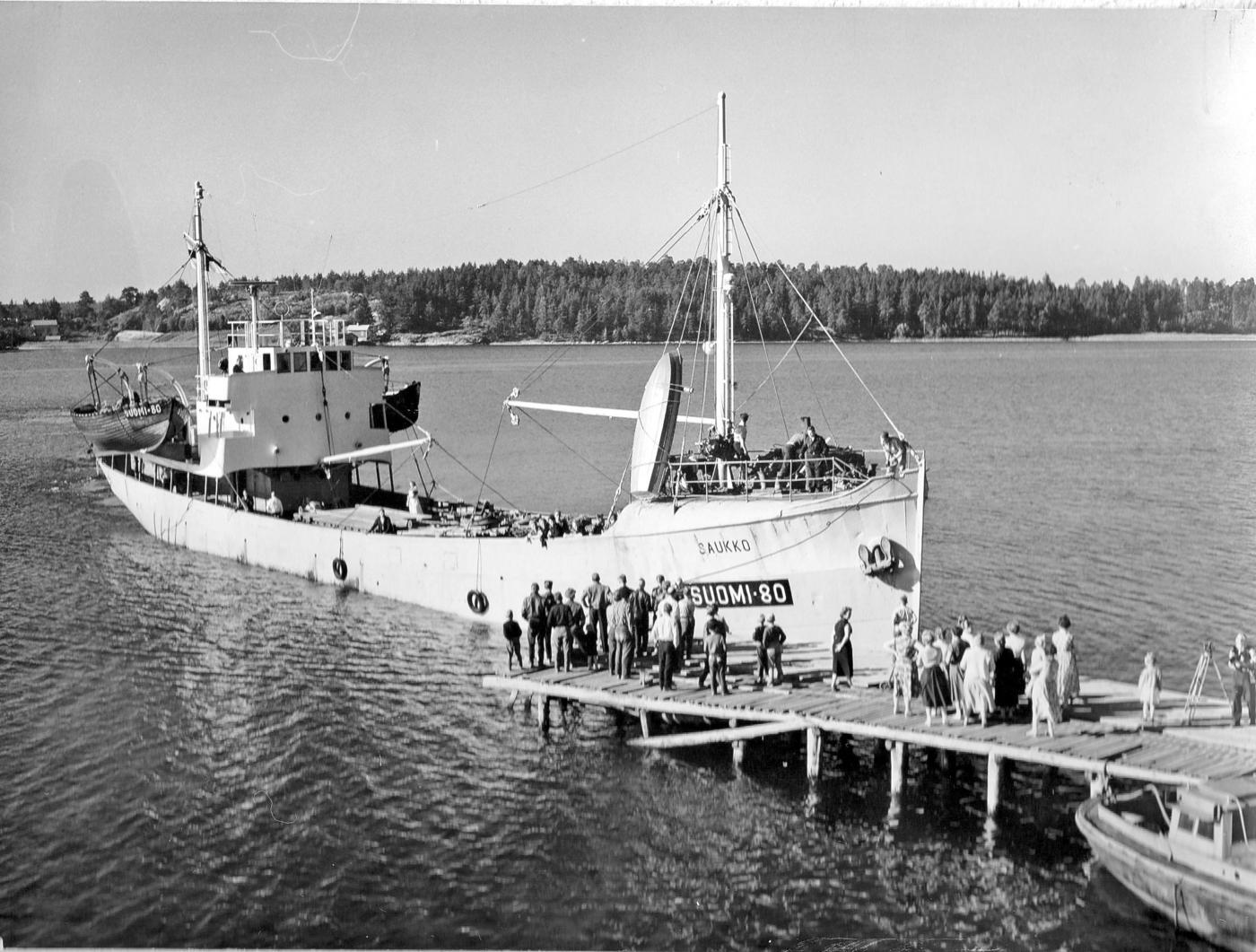 ettt svartvitt foto av ettt fiskefartyg vid en brygga