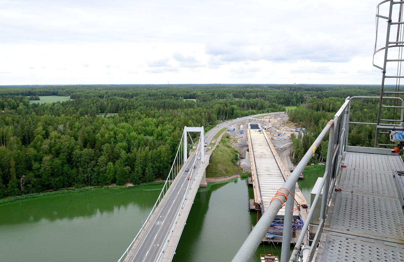 vyn från en stor lyftkran vid ett brobygge