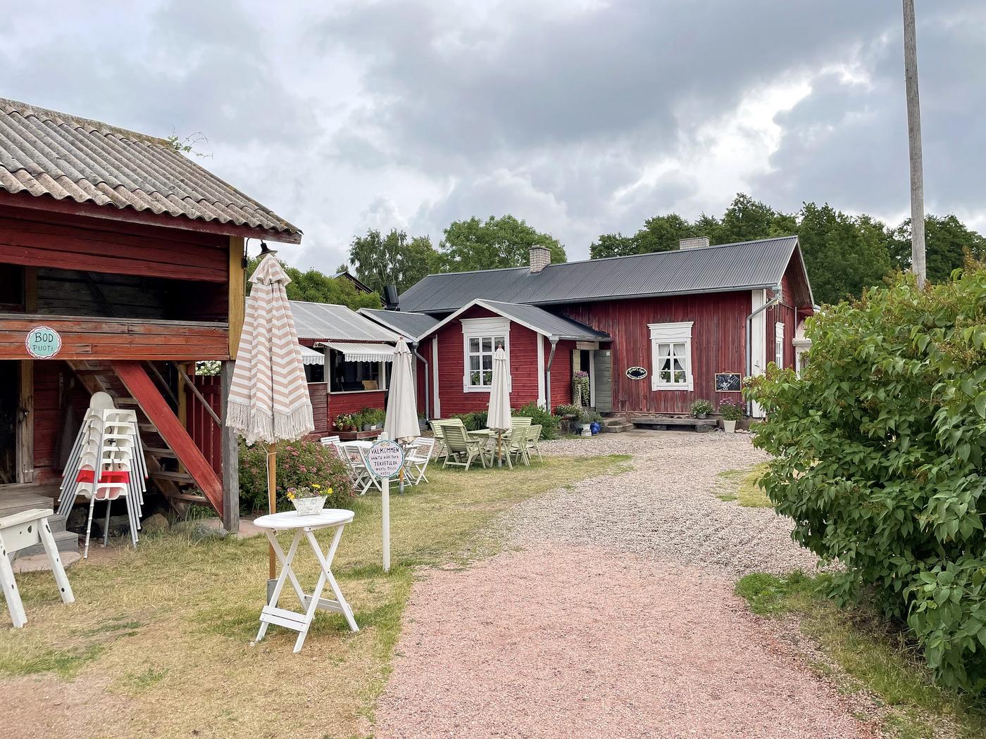 gård med röda trähus