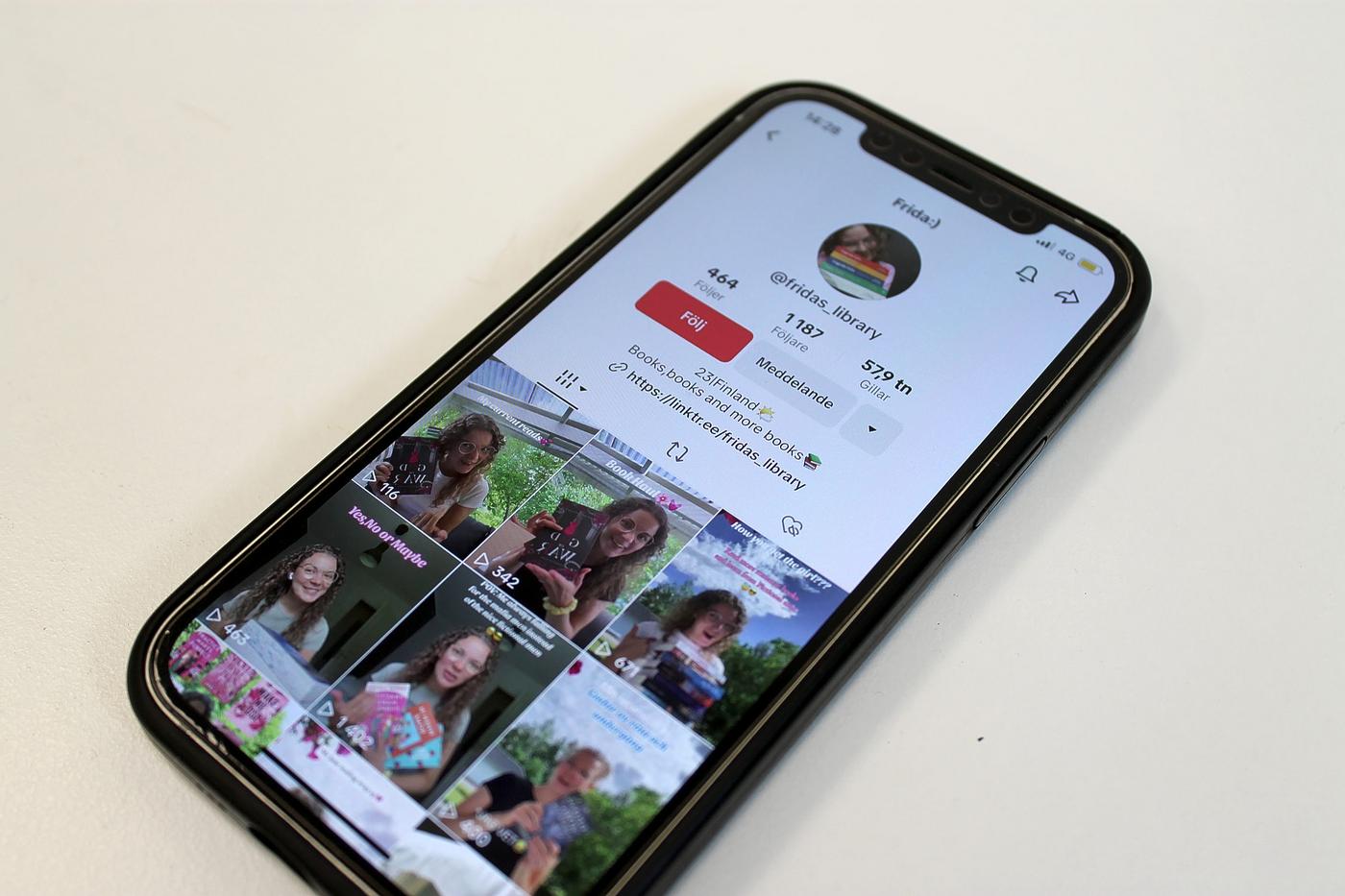 En närbild på en telefon som har appen Tiktok öppen. Profilen man ser tillhör Frida Johansson i Ekenäs som är en "booktoker".