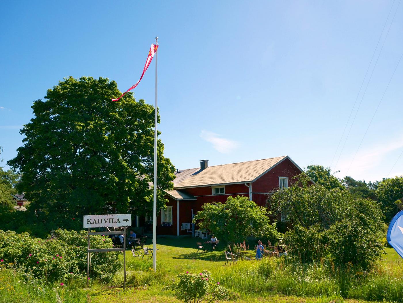 Kafé med grönskande trädgård.