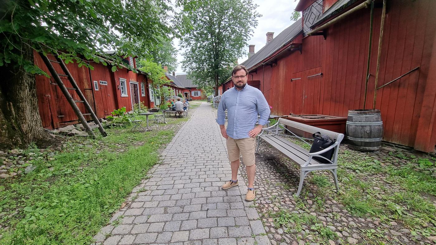 En man tittar in i kameran