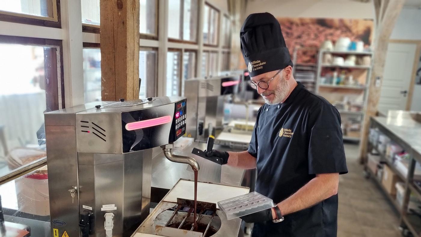 Man vid chokladtillverkningsmaskin.