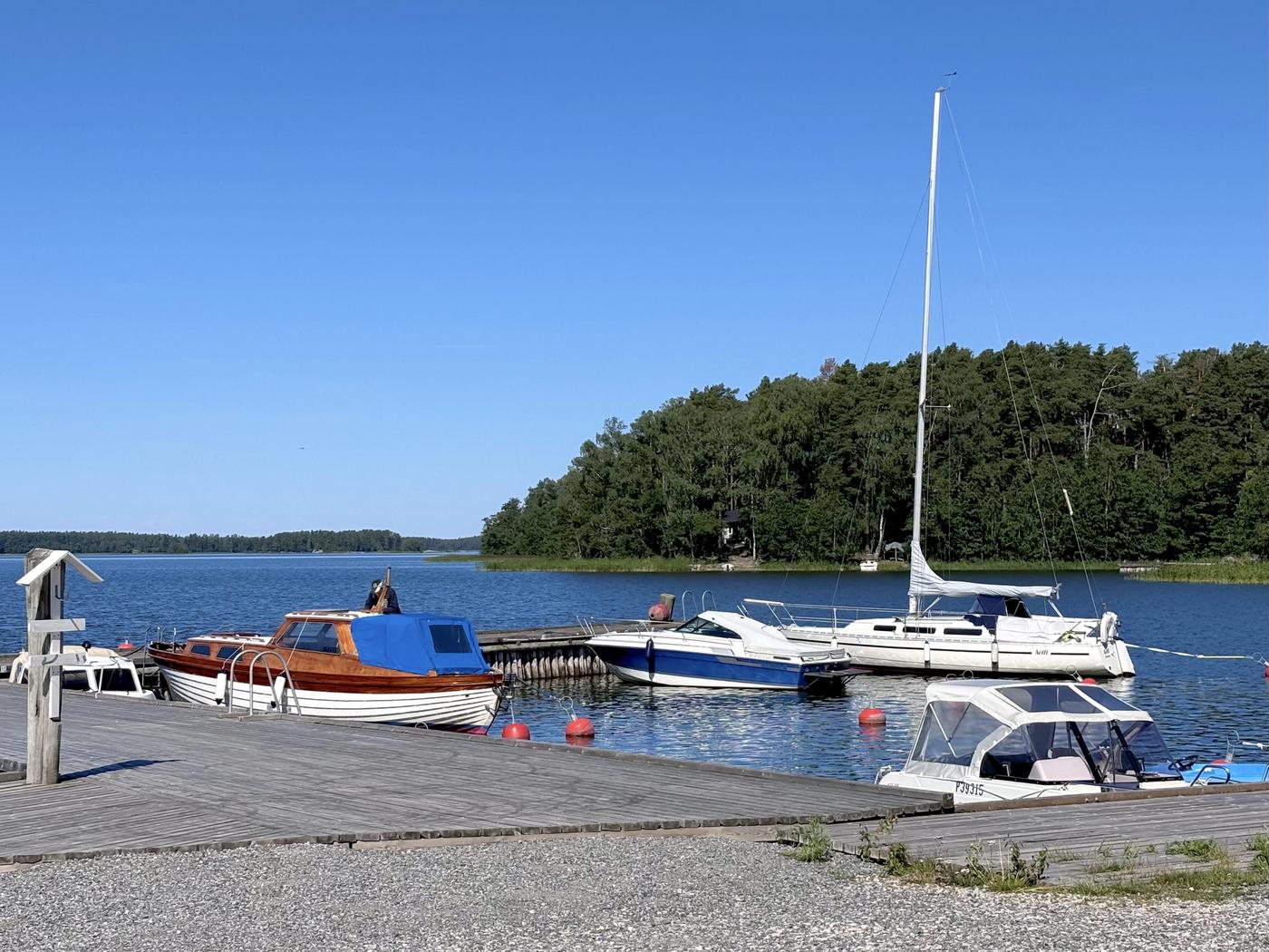 liten hamn med några båtar