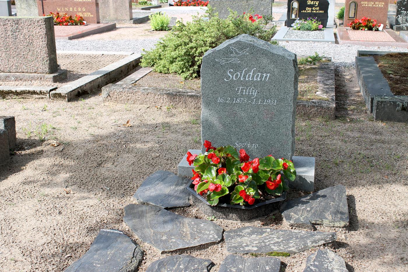 Bild på en gravsten tillhörande Tilly Soldan. Graven finns i Ekenäs.