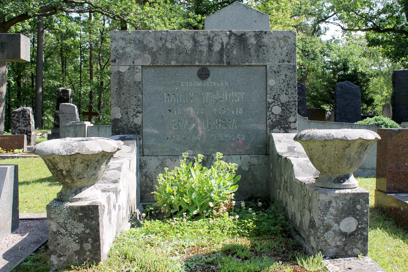 Bild på Ekenäs borgmästare Harry Winquist. Graven finns på gamla gravgården i Ekenäs.