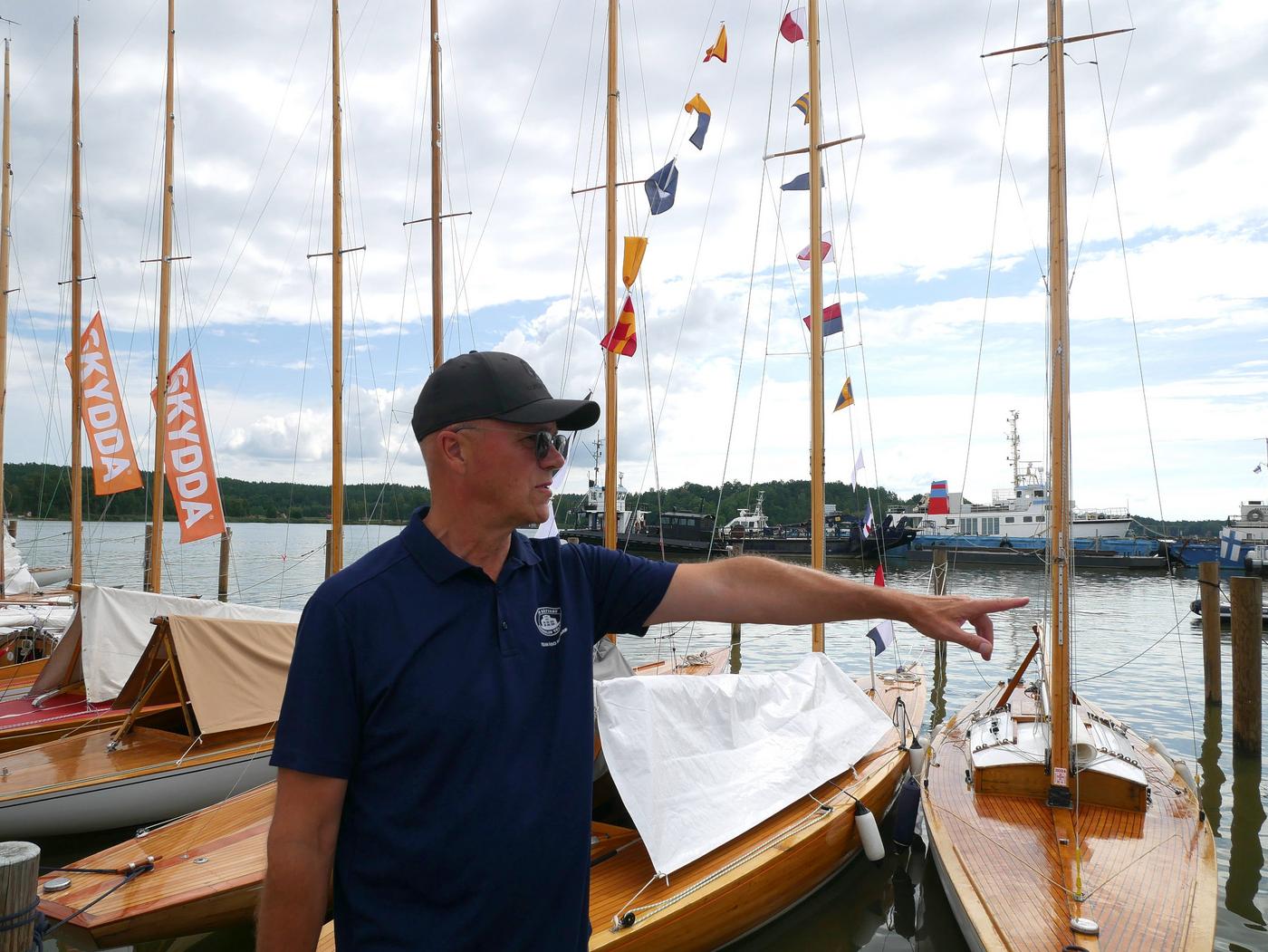 Man pekar på segelbåt.