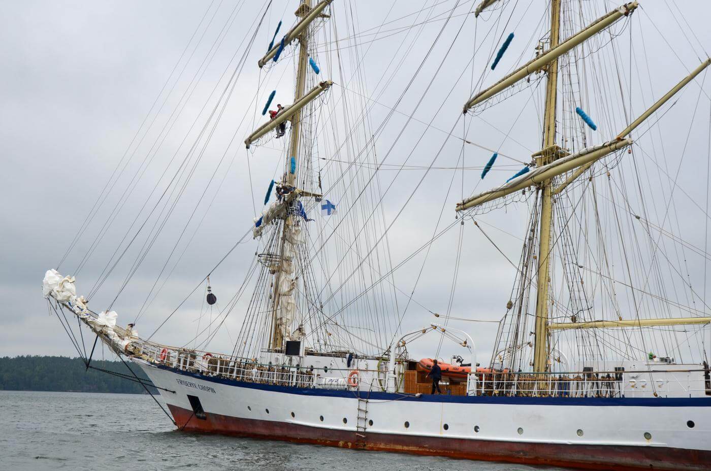 Större segelfartyg på sjön