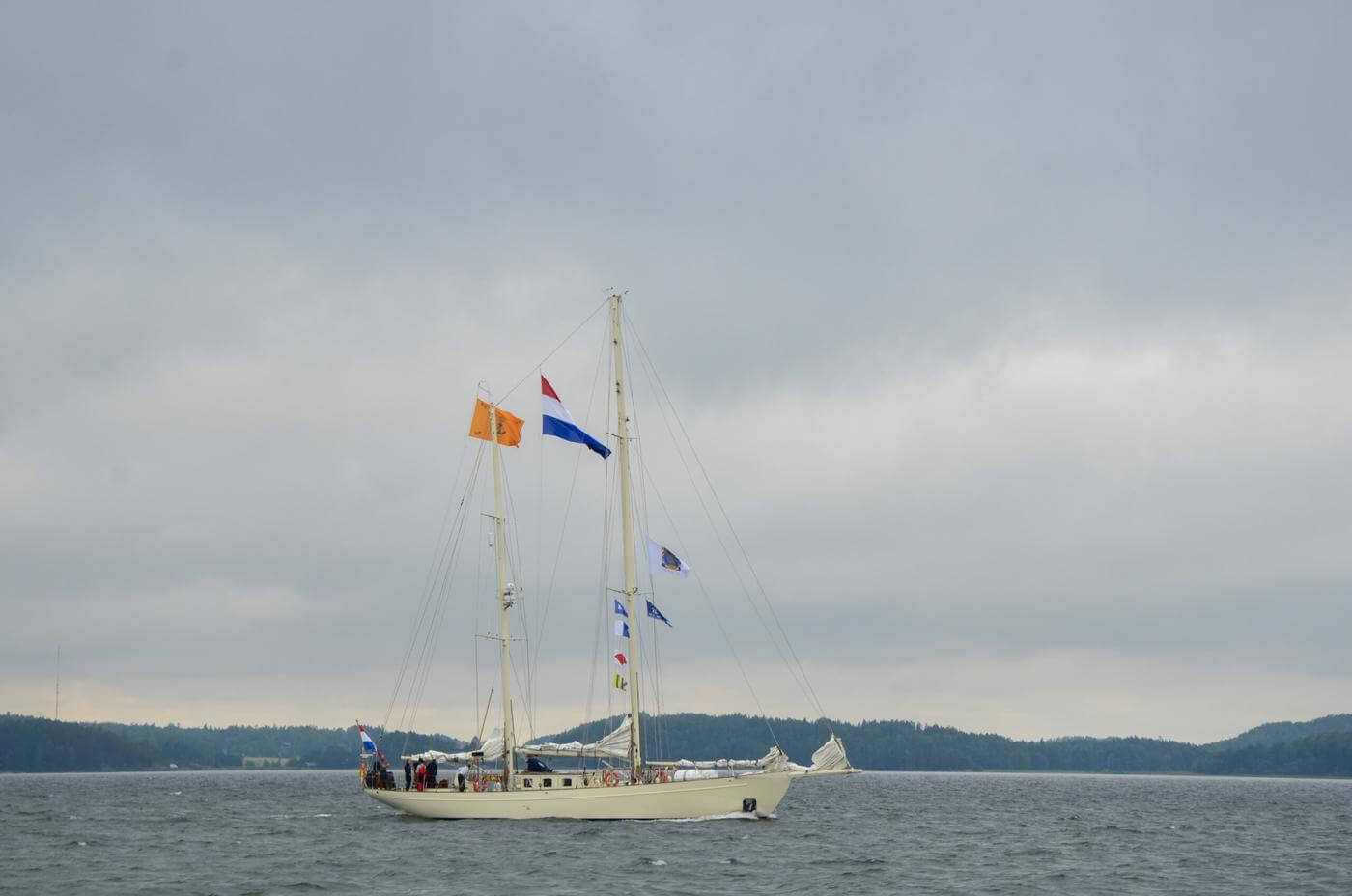 Mindre segelfartyg med den holländska flaggan i masten