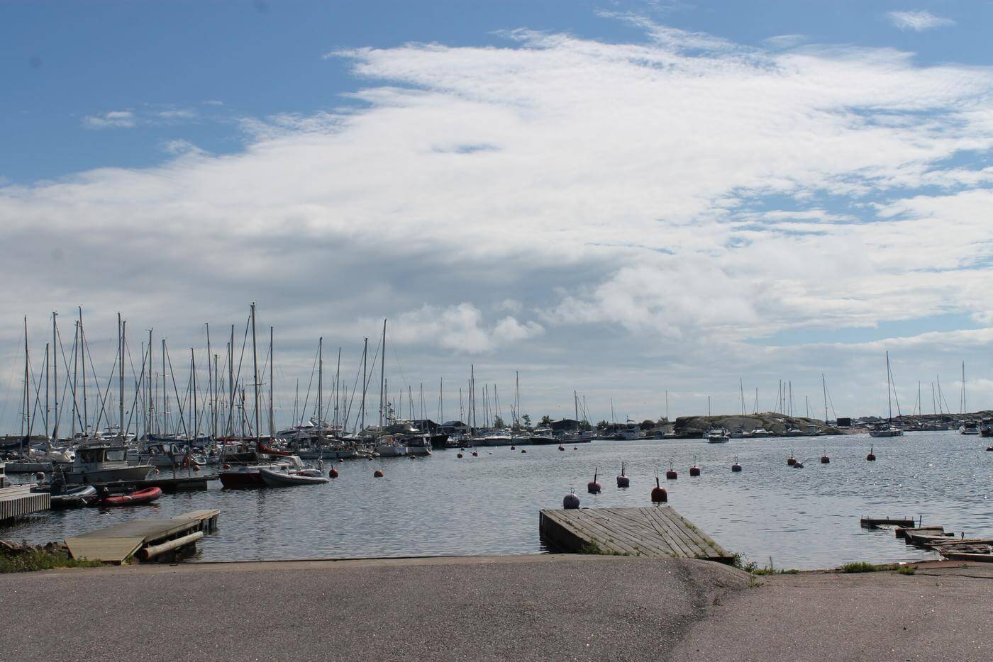 En bild på bryggor och båtar i Östra hamnen i Hangö.