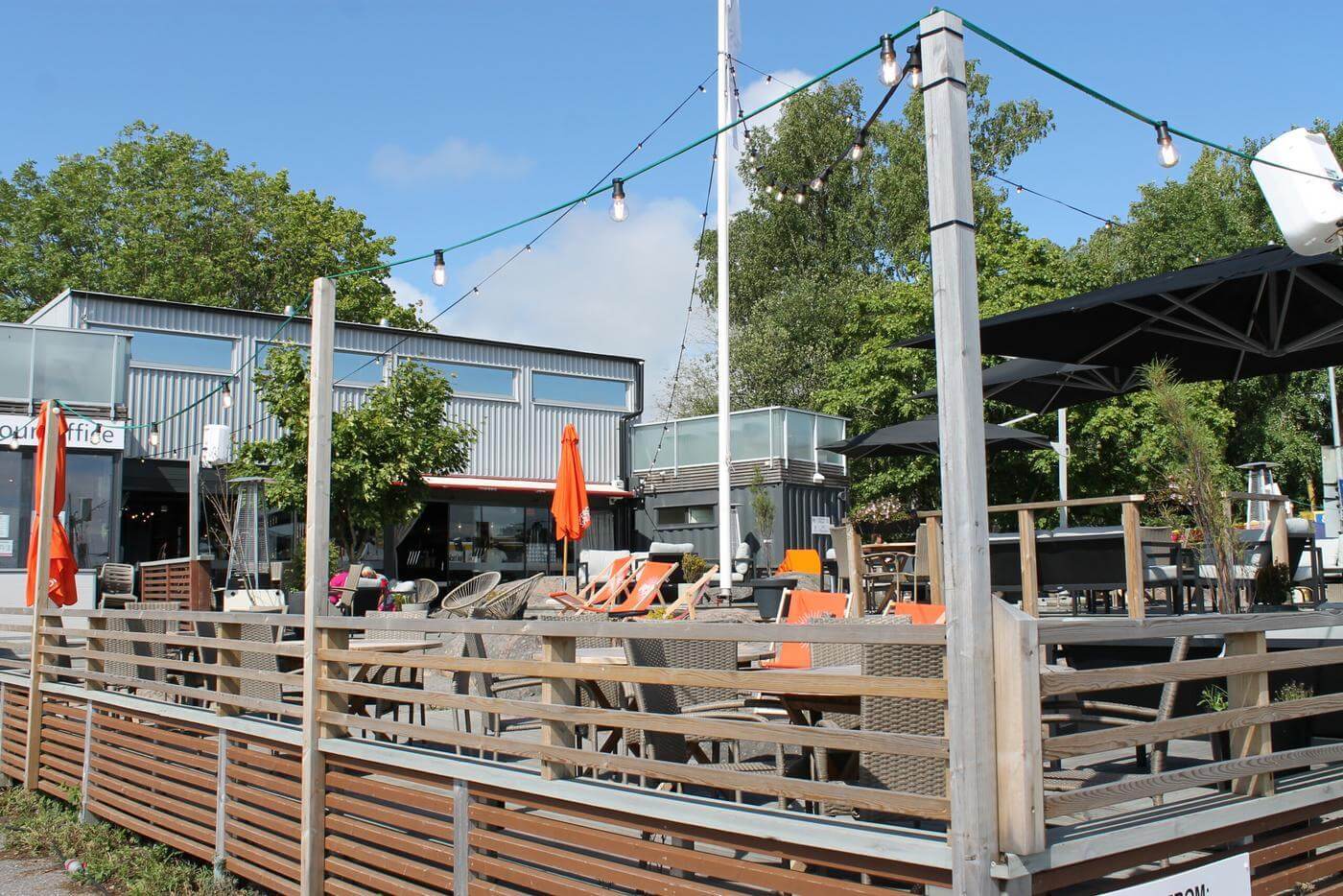 En blå himmel och en terrass i Hangö. Terrassen hör till HSF Marine Café i Östra hamnen.