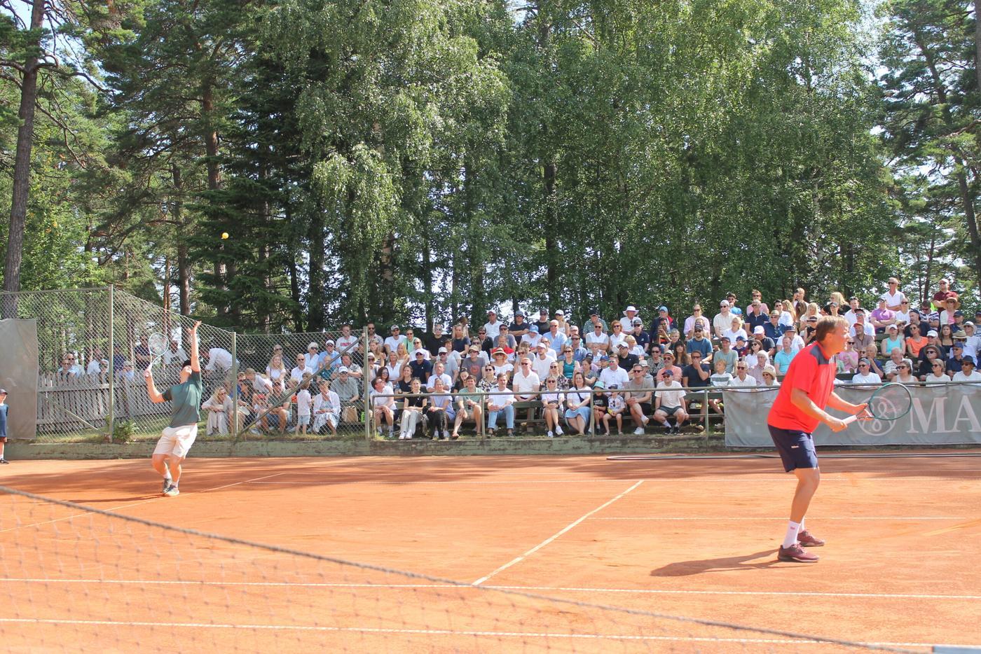 Wimbledonmästaren Harri Heliövaara spelar dubbel med Magnus Larsson i Hangö.