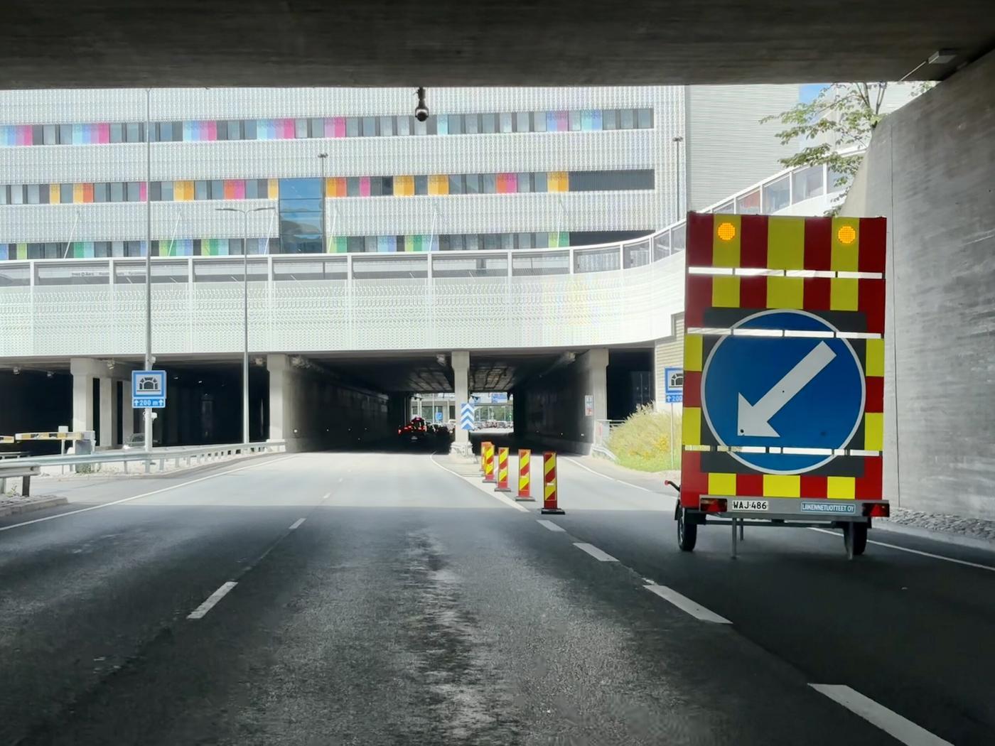 Tunnel med vägbygge.