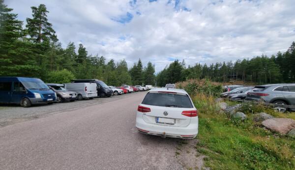 bilar parkerade längs med en vägstump