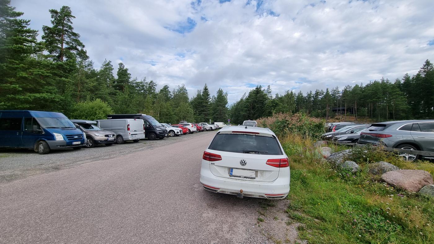 bilar parkerade längs med en vägstump