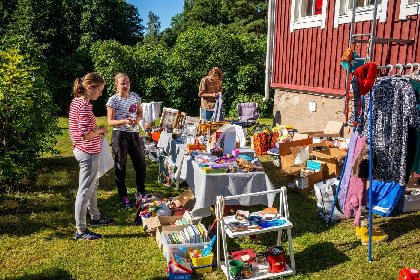 Människor som köper och säljer å en gård.