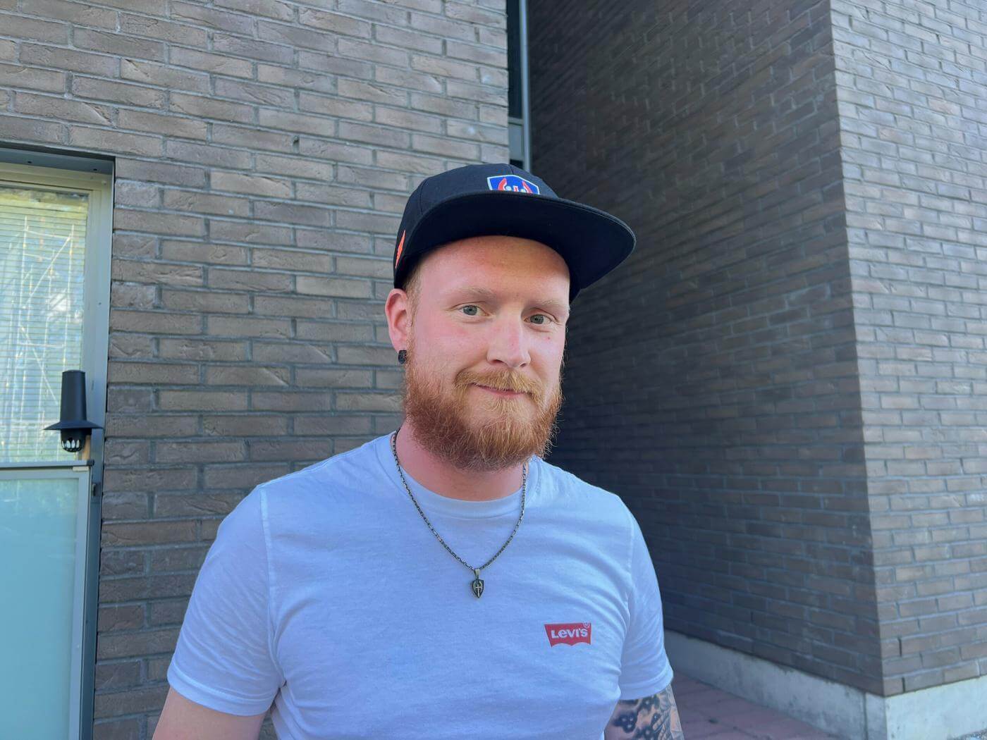 Aaron Suokas ute på promenad i Skansen.
